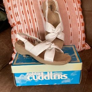 Woman’s white sandal. Velcro back. SZ 71/2 wide. Like new